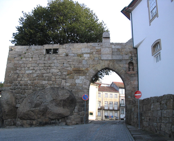 Muralhas e Portas Antigas da Cidade