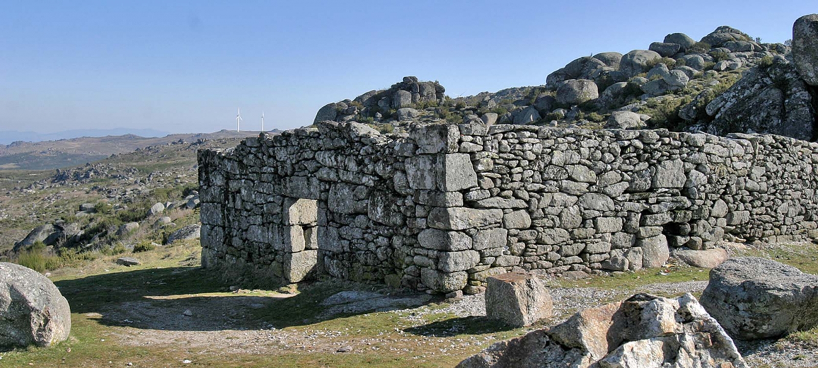 Ruínas da muralha das Portas de Montemuro