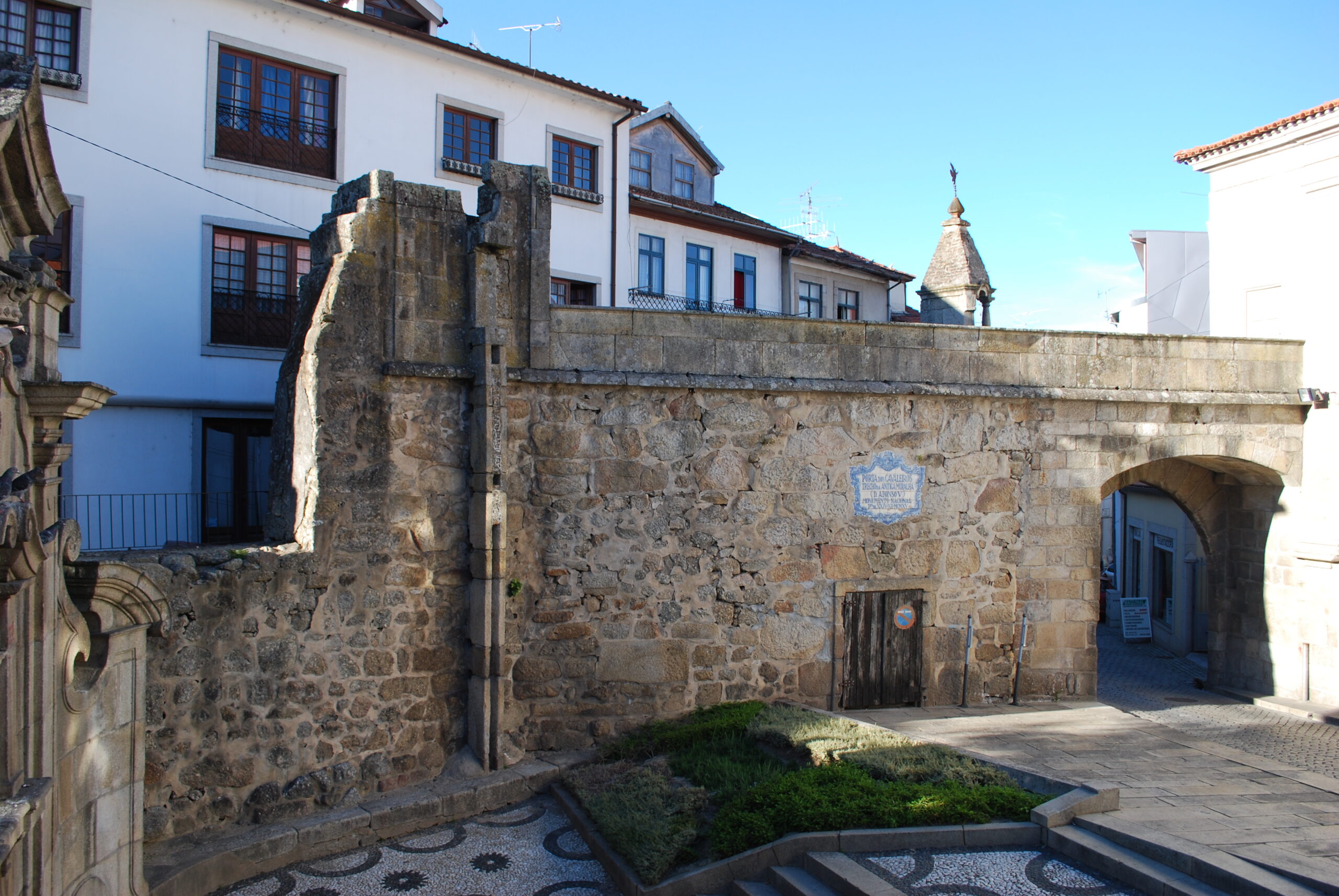Viseu_-_Porta_dos_Cavaleiros_2-scaled